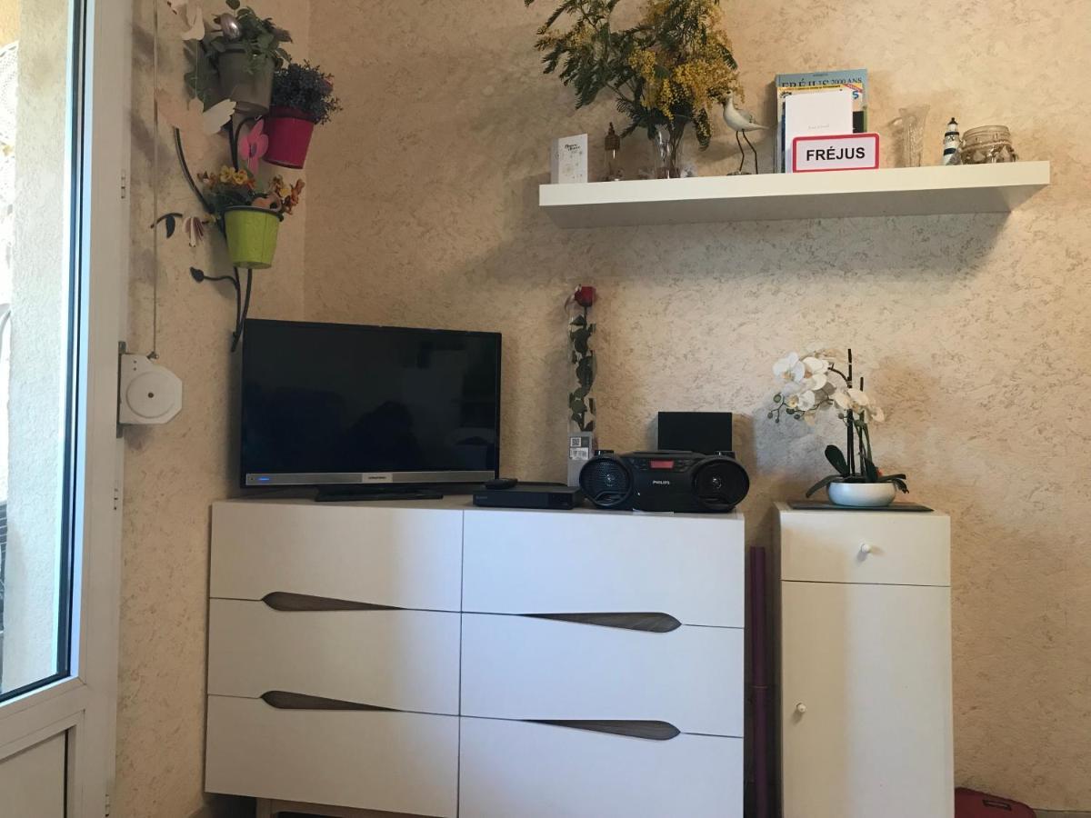 Appartement Port Frejus Avec Loggia Et Acces Plages A Pieds 外观 照片